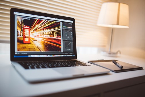 Arbeitsplatz und Laptop